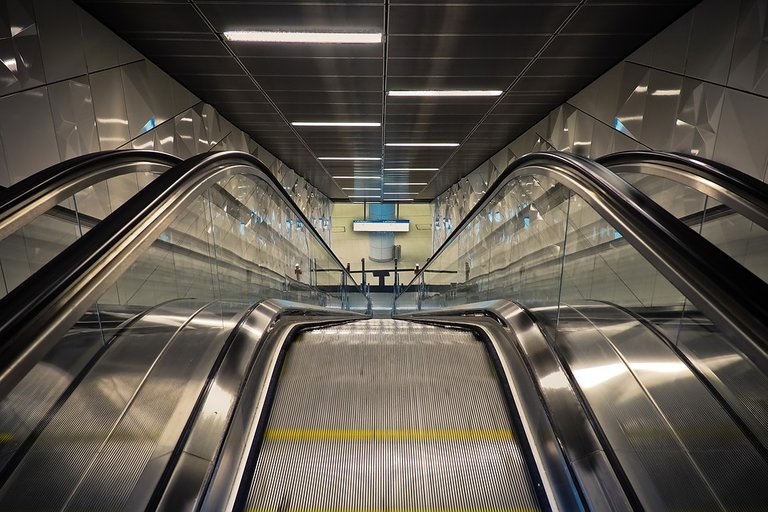 escalator-1950322_960_720.jpg