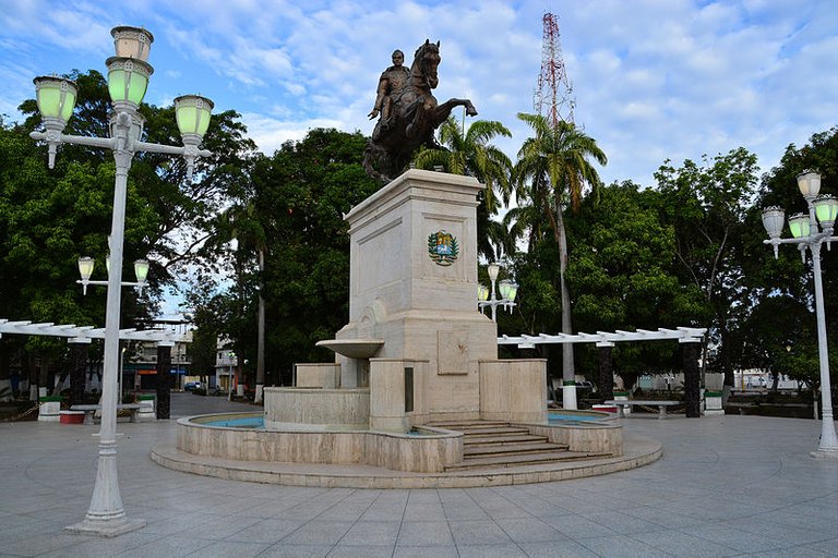 Estatua_Simón_Bolívar_Plaza_Bolívar_El_Tigre_Anzoátegui.jpg