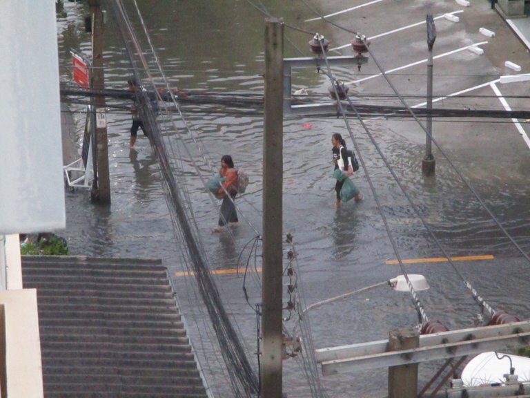 flood and life Bangkok Thailand fitinfun.JPG