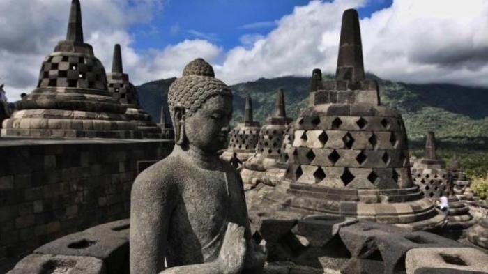 patung-buddha-di-candi-borobudur-magelang-jawa-tengah_20161110_225007.jpg