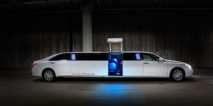 limousine-1249506__340.jpg