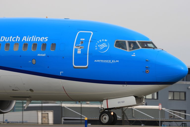 PH-BGC KLM -B738 WL.JPG