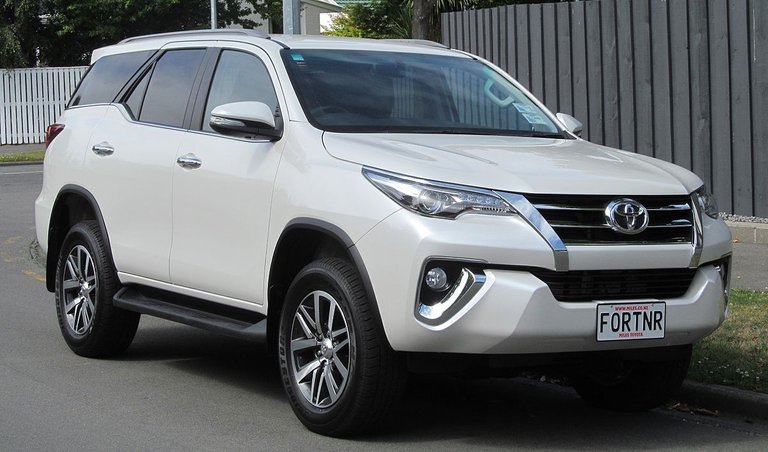 2015_Toyota_Fortuner_(New_Zealand).jpg