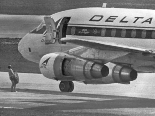 Agente del FBI entrega 1 millón de dólares a los secuestradores de un avión 1972.jpg