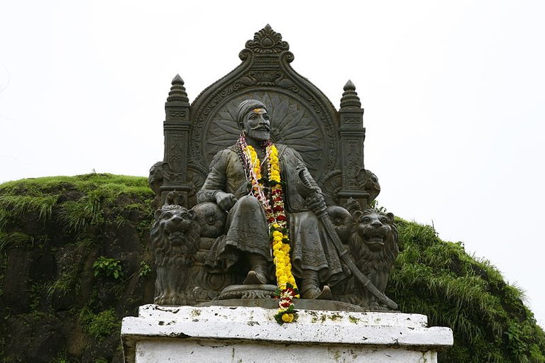 800px-Chatrapati_Shivaji_Maharaj_at_Raigad.JPG