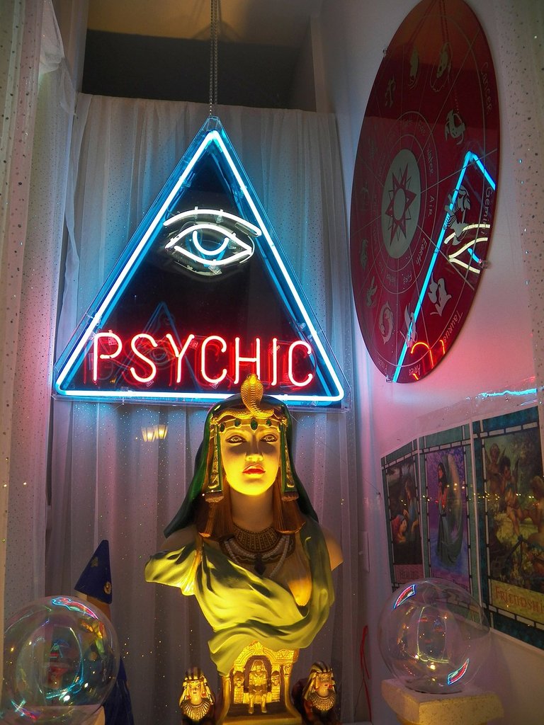 psychic-72085_1280.jpg