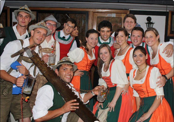 German_Venezuelans_celebrating_Oktoberfest_at_Colonia_Tovar_(Venezuela).jpg