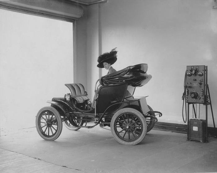 auto electrico en una estacion de carga 1912.jpg