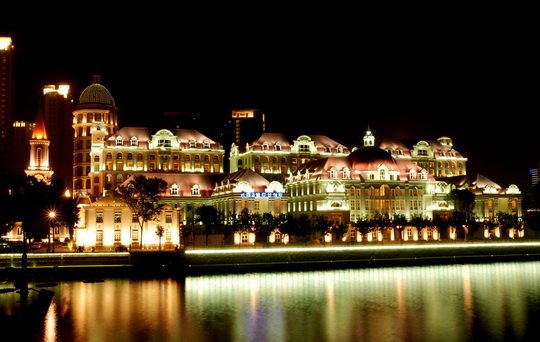 Lit-up-Italian-Buildings-in-the-Italian-Style-Town.jpg