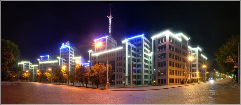 Gosprom_Building_in_Kharkiv_at_night.jpg