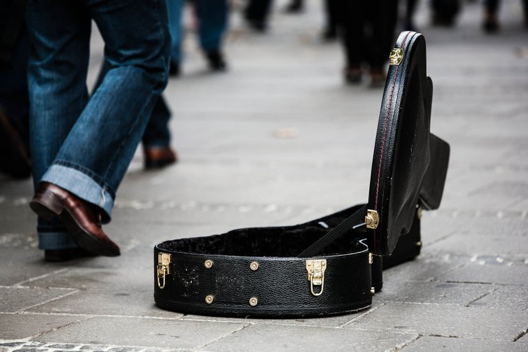 guitar-case-485112_1920.jpg