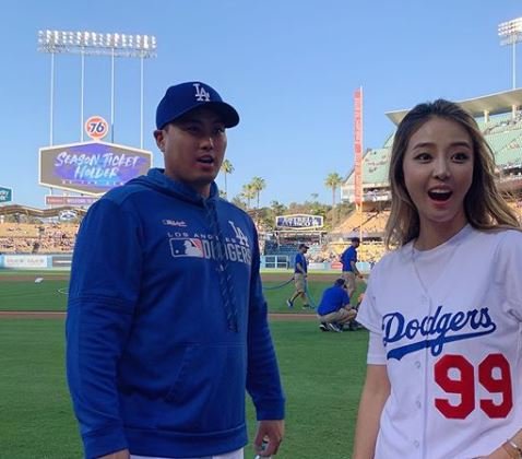 Hyun-jin Ryu with wife Bae Jihyeon