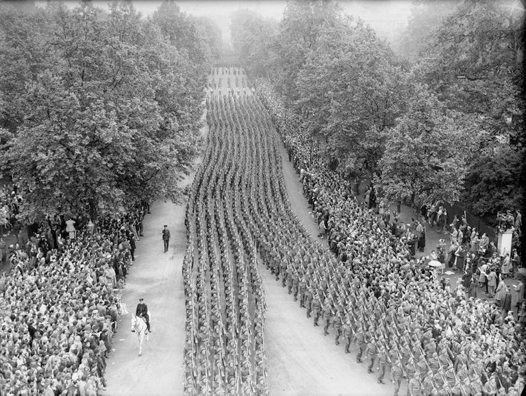 Allied_Victory_Parade_in_London,_1946_H42782.jpg