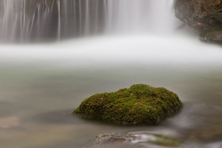 9057106086-waterfall-near-grosbartloff (FILEminimizer).jpg