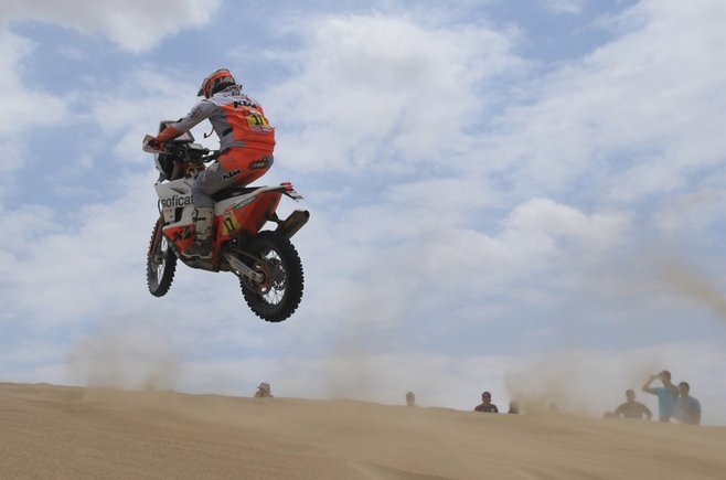 piloto-espanola-laia-sanz-red-bull-ktm-corre-durante-primera-etapa-motos-del-dakar-2019-hoy-entre-las-ciudades-lima-pisco-peru-1546935086045.jpg