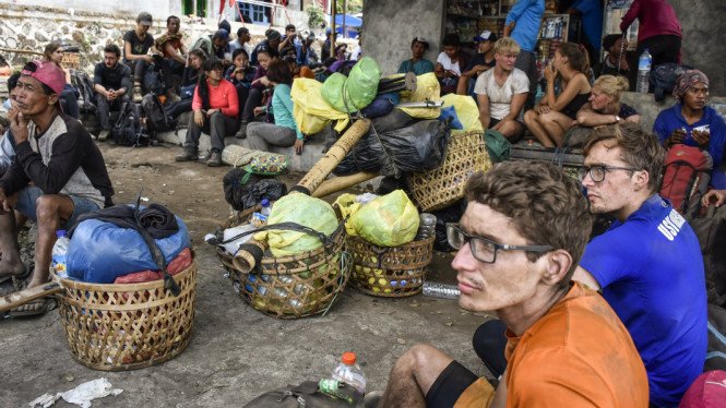 wisatawan-pendaki-gunung-rinjani-berhasil-turun-saat-terjadi-gempa_.jpg