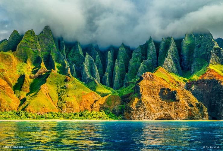 Na-Pali-coast-Kauai-Hawaii-view-from-sea.jpg