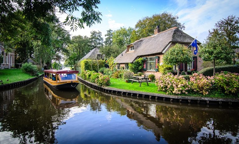 Things-To-Do-At-Giethoorn-The-Picturesque-Dutch-Village-With-No-Roads-4.jpg