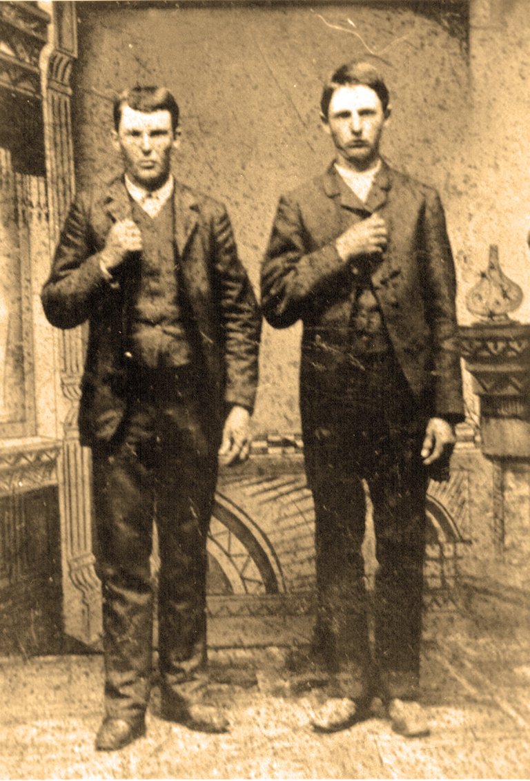 Frank y Jesse James (001).jpg