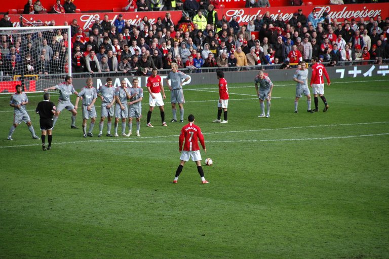 2009-3-14_ManUtd_vs_LFC_Ronaldo_Freekick_Back.JPG