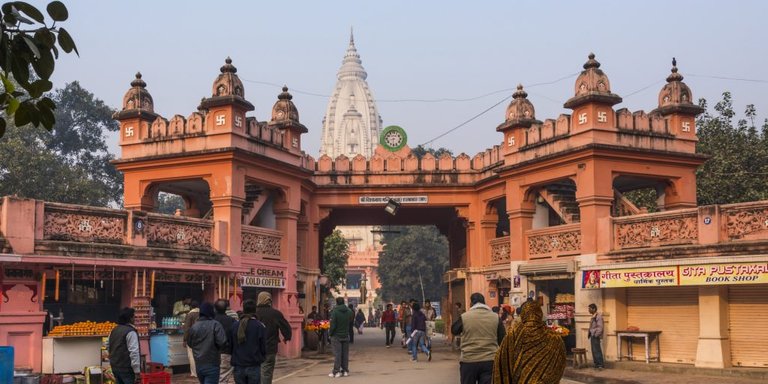 kashi-vishwanath-temple-in-varanasi-is-also-rich-1024x512.jpg