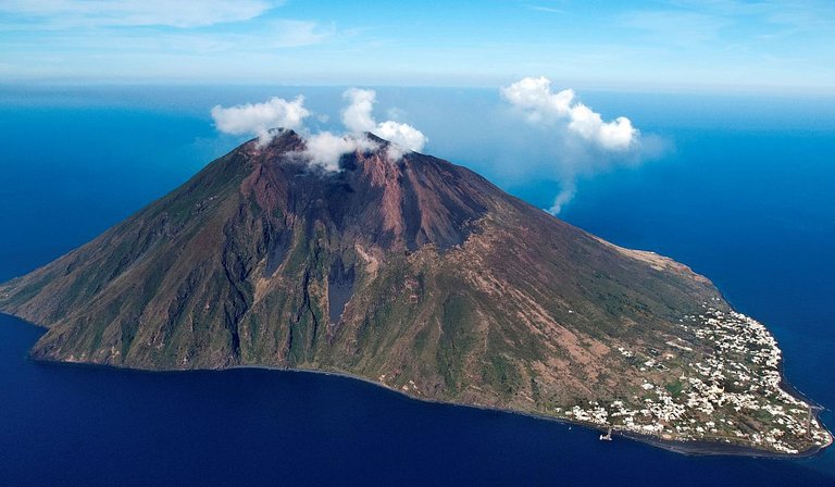 Stromboli_Liparische-Inseln_Sizilien_Italien-1200x700.jpg