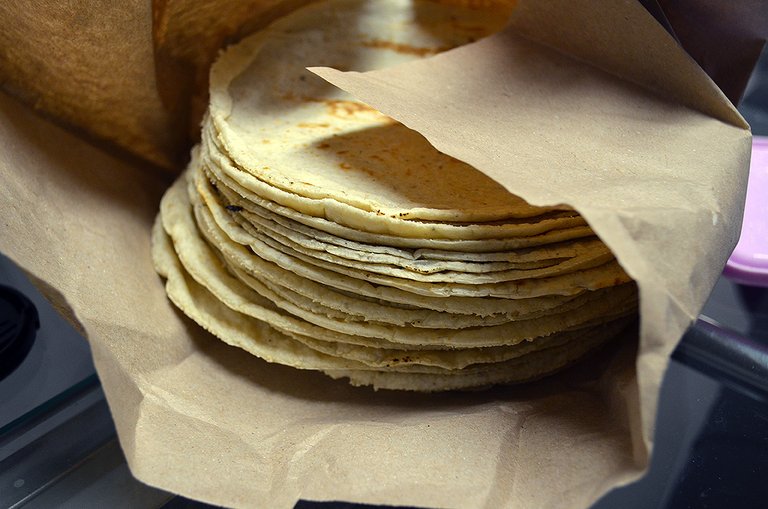 Tortillas_de_maiz_blanco_(México)_01.jpg