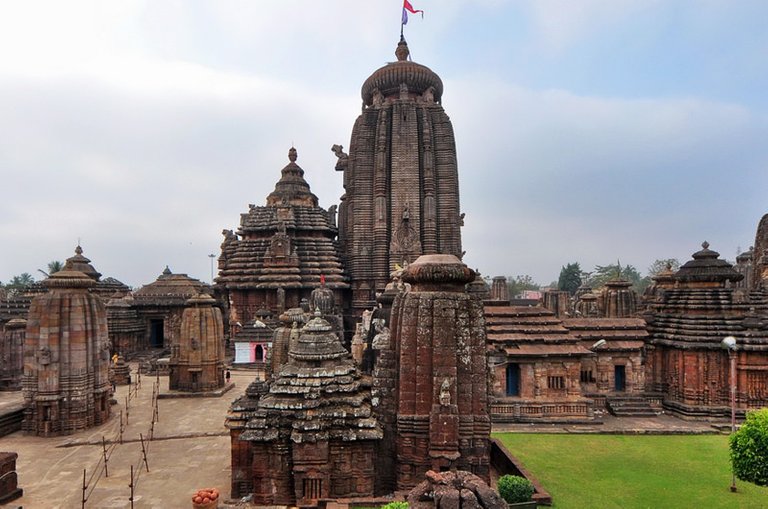 Lingaraj-temple-bhubaneswar.jpg