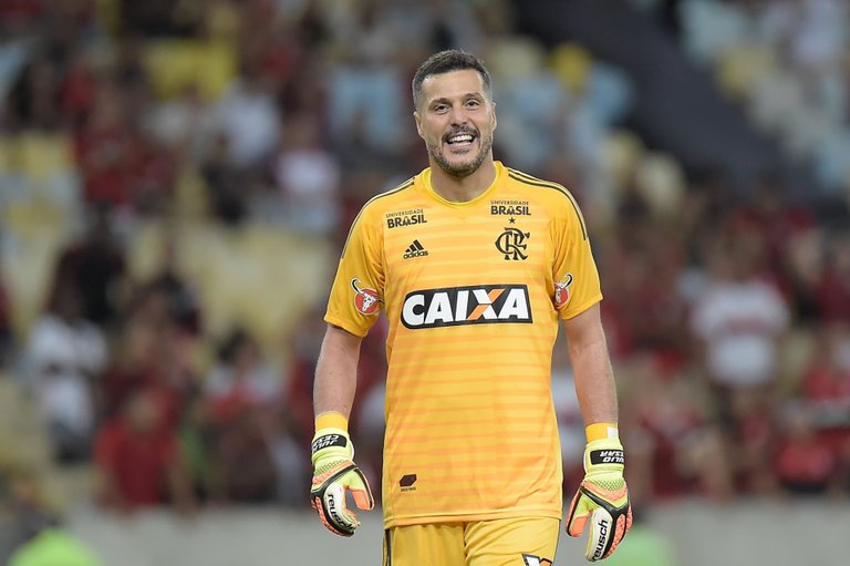 o-goleiro-julio-cesar-durante-partida-entre-flamengo-e-america-mg-pelo-campeonato-brasileiro-1524356256259_1920x1278.jpg