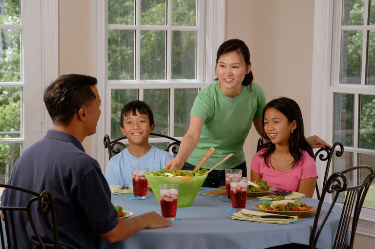 family-eating-at-the-table-619142_1920.jpg