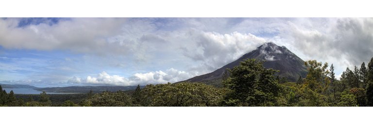 Arenal_Volcano_and_Lake_Pano_by_otas32.jpg