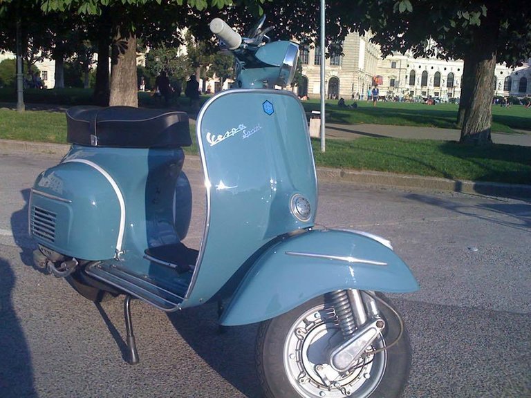 vespa helmut.jpg