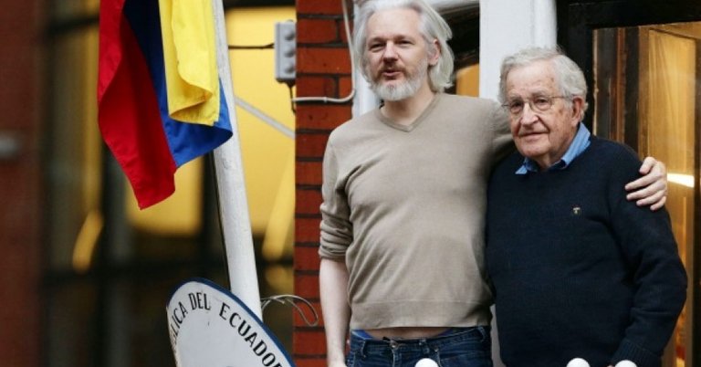 Julian Assange w Chomsky.jpg
