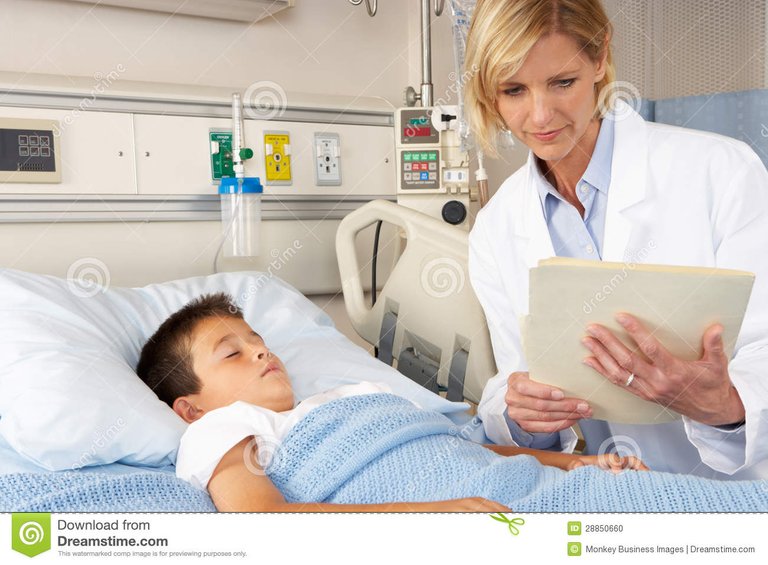 doctor-visiting-child-patient-ward-28850660.jpg