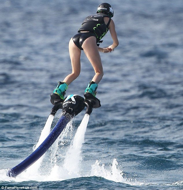 The-5-Most-Mind-Blowing-Jetpacks_4.-Hydro-jetpacks-2.jpg