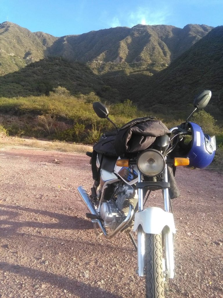 en mi motito subiendo por los cerros.jpg