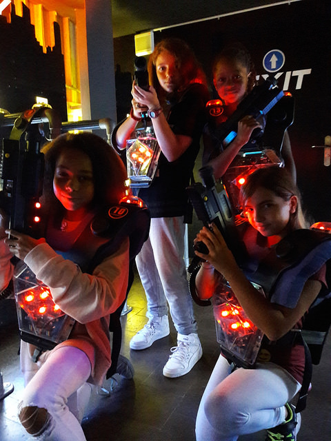 mädchen lieben Lasertag