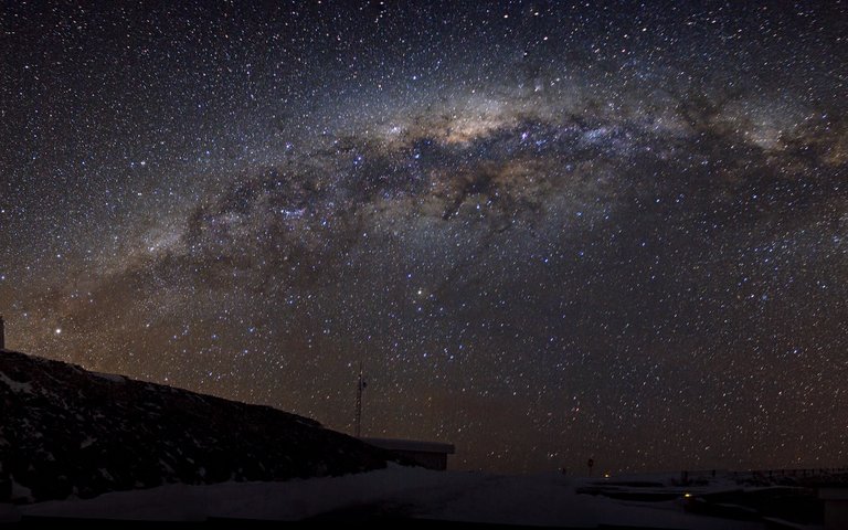 Stars_Circle_over_the_Residencia_at_Cerro_Paranal_(wallpaper).jpg