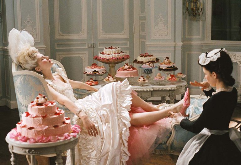 echocinematics_marieantoinette_sofiacoppola_costumes_canonero_cake.jpeg