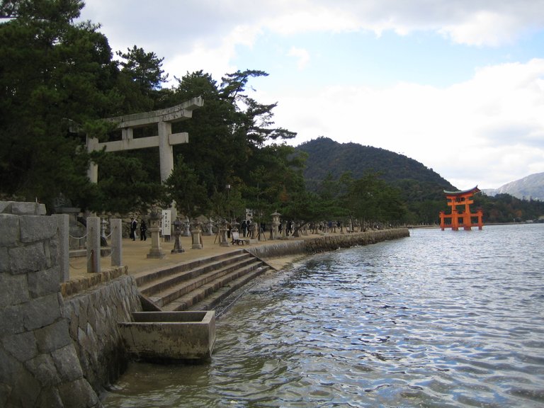 473 Itsukushima jinja with Tori (9).JPG