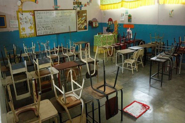 1524674129_el-hambre-y-cierre-de-escuelas-deja-las-aulas-vacias-en-venezuela-vamos-a-tener-un-pueblo-de-analfabetos-678x381.jpg