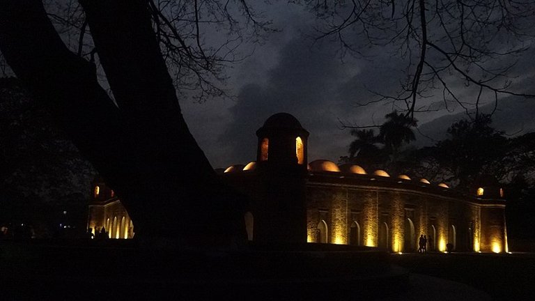 800px-Sixty_dome_mosque_in_the_evening.jpg