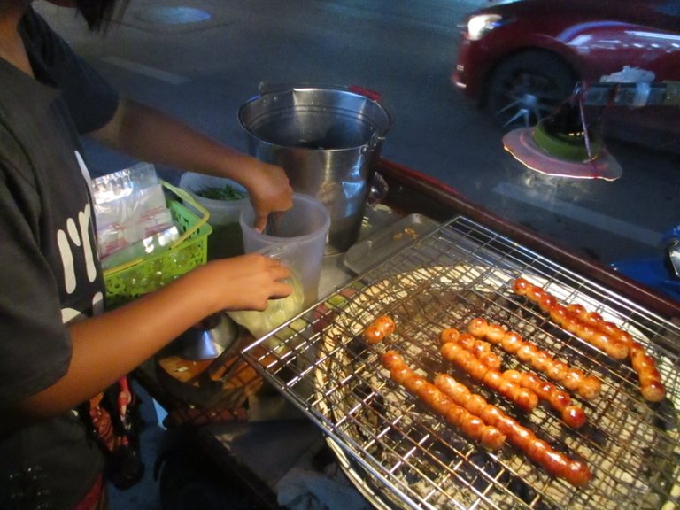 fermented pork balls on the braai Bangkok fitinfunfood.JPG