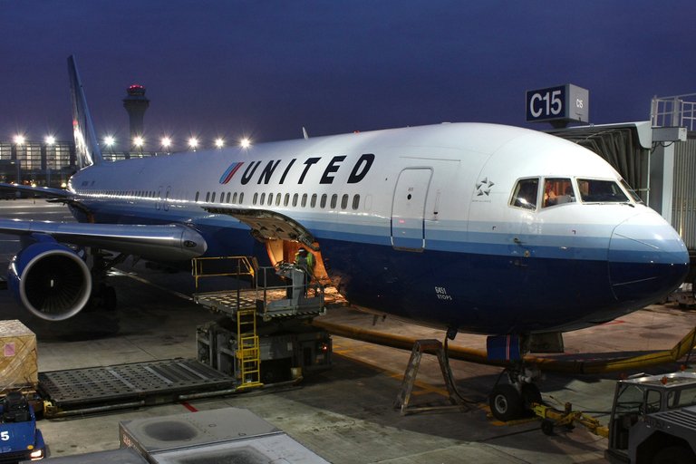 United_Airlines_B763_N651UA.jpg