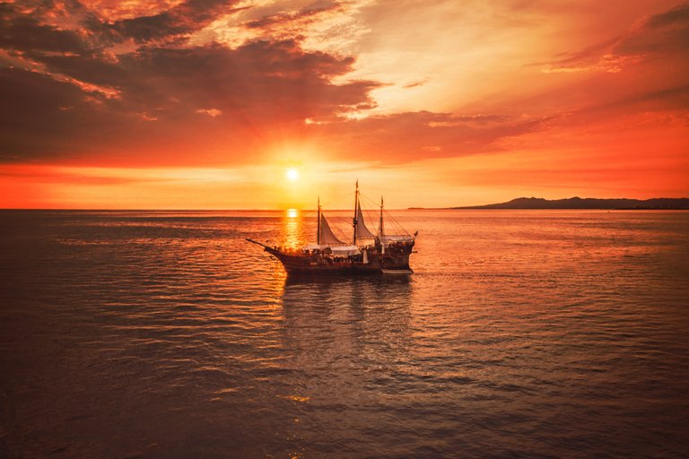 navio pirata por do sol alonso-reyes-mG_rp41aYqM-unsplash.jpg