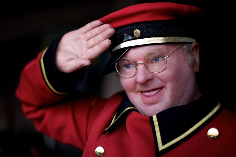 1280px-Benny_Hill.JPG