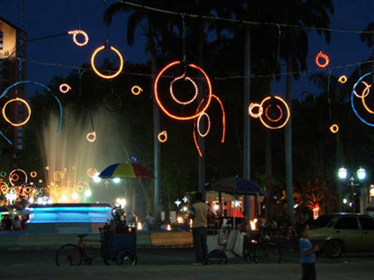 Plaza blolivar noche.jpg