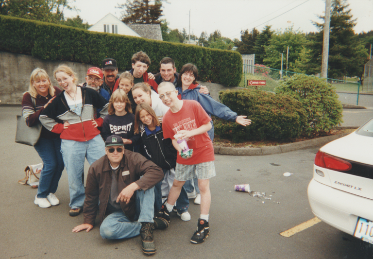 1999-06 Alan Williams Graduation Group Photo at Restaurant or something.png