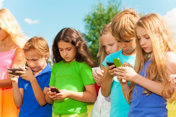 cach-ren-tre-nho-biet-quy-trong-va-su-dung-smartphone-bb-baaacVG2dx.jpg