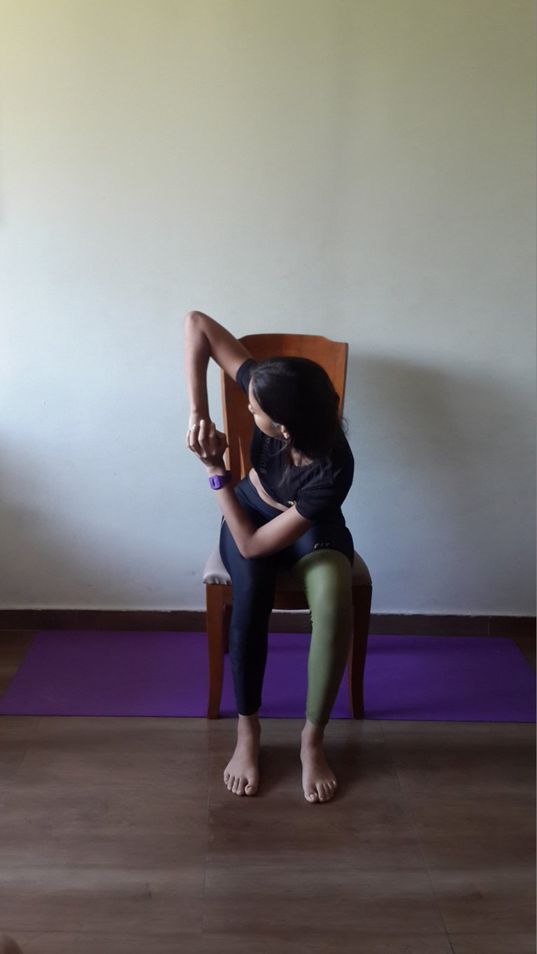 Knie zu ellebogen Strechen Yoga Figur.jpg